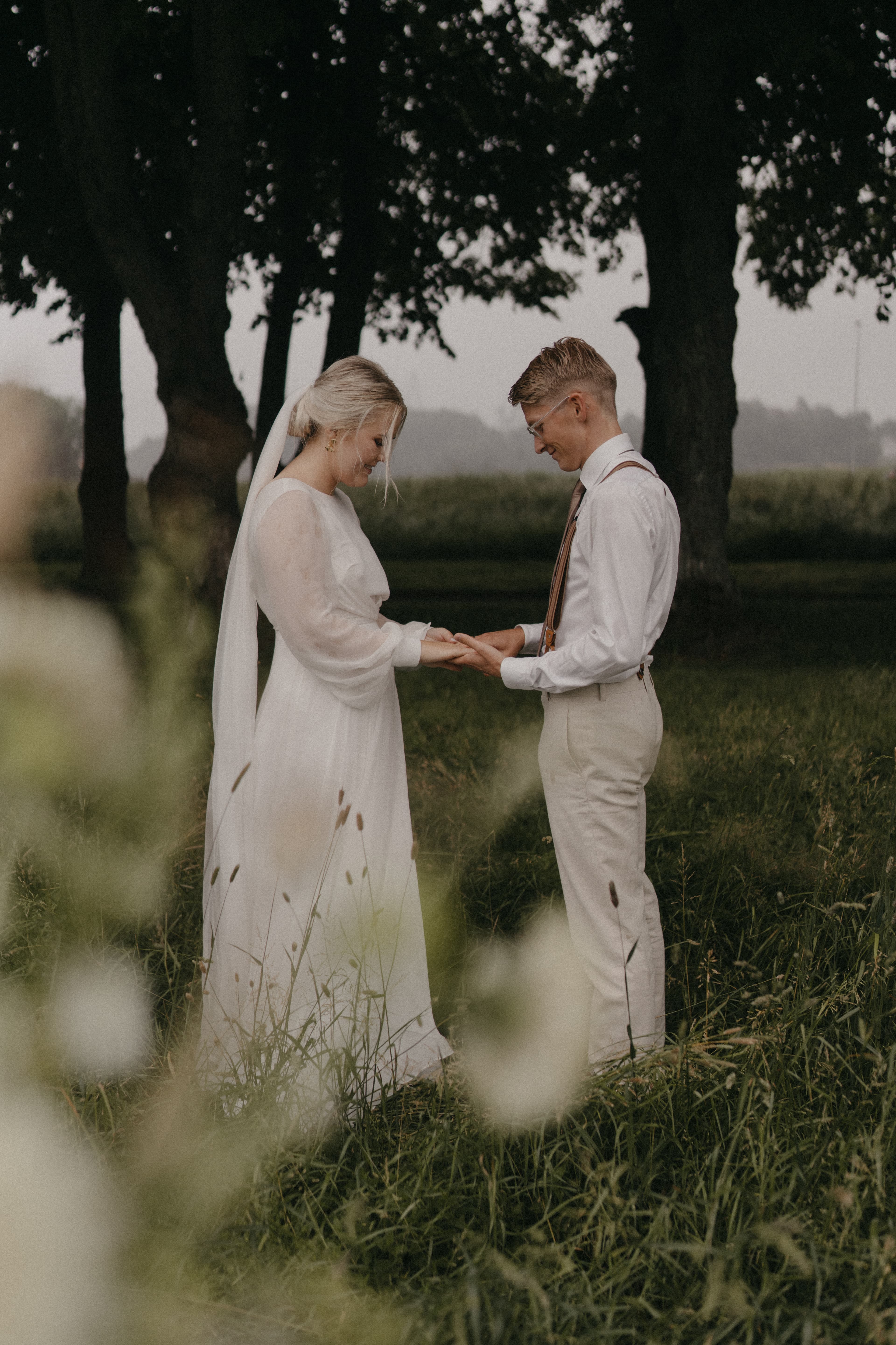 Brudepar med brudebukett