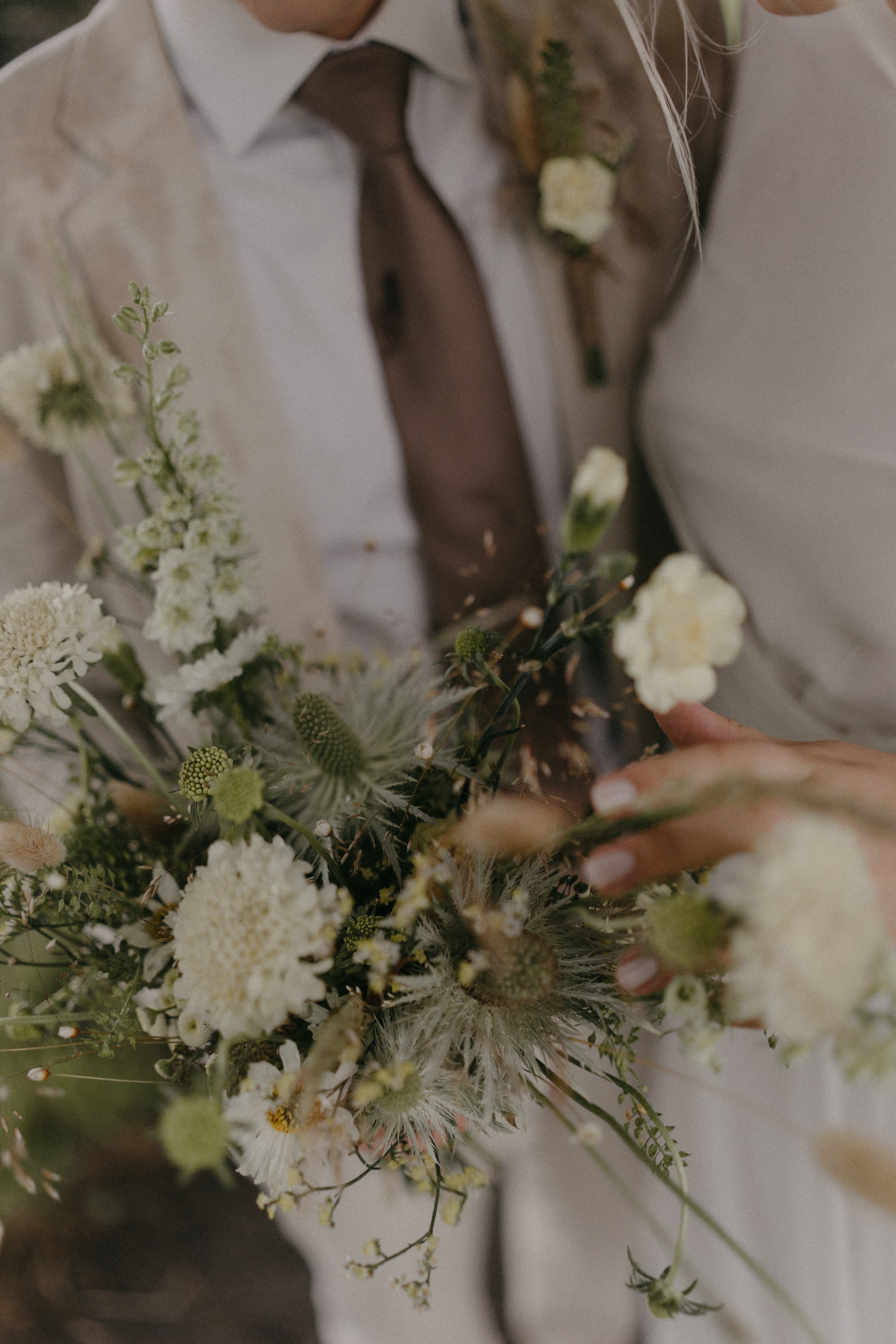 Brudepar med brudebukett